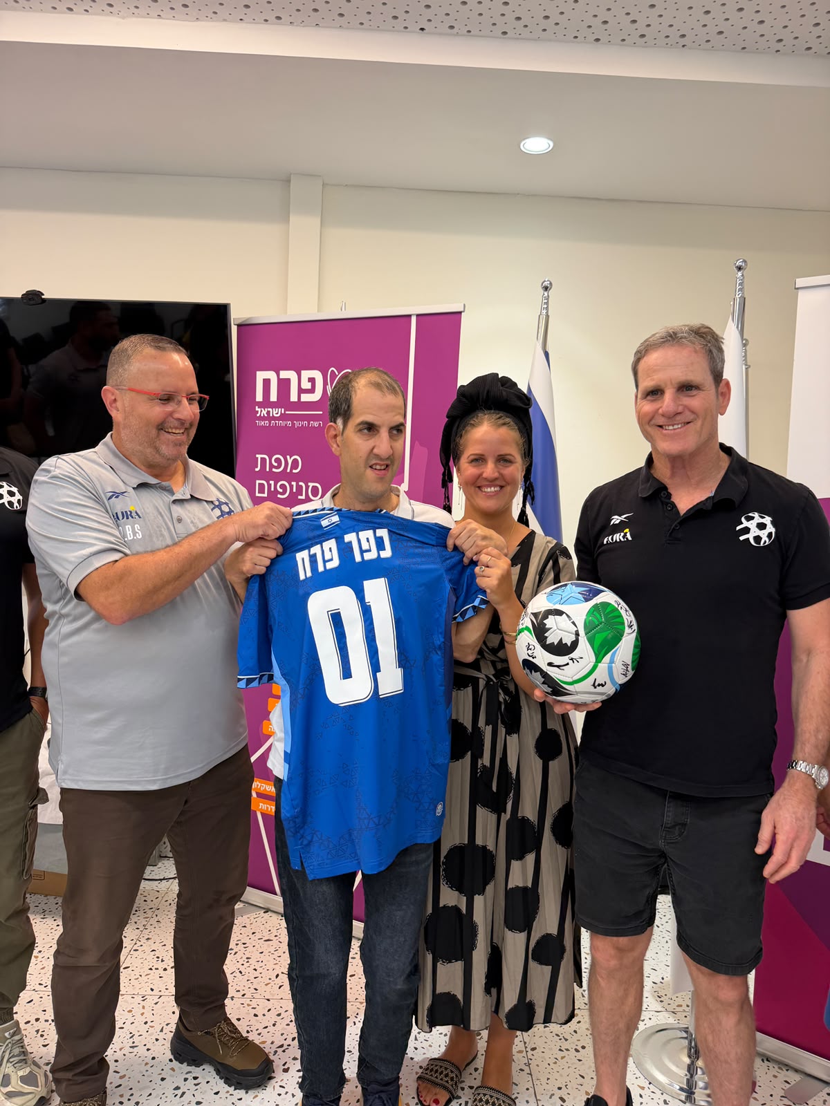 מאמני נבחרות ישראל בביקור מרגש בכפר פרח ישראל
